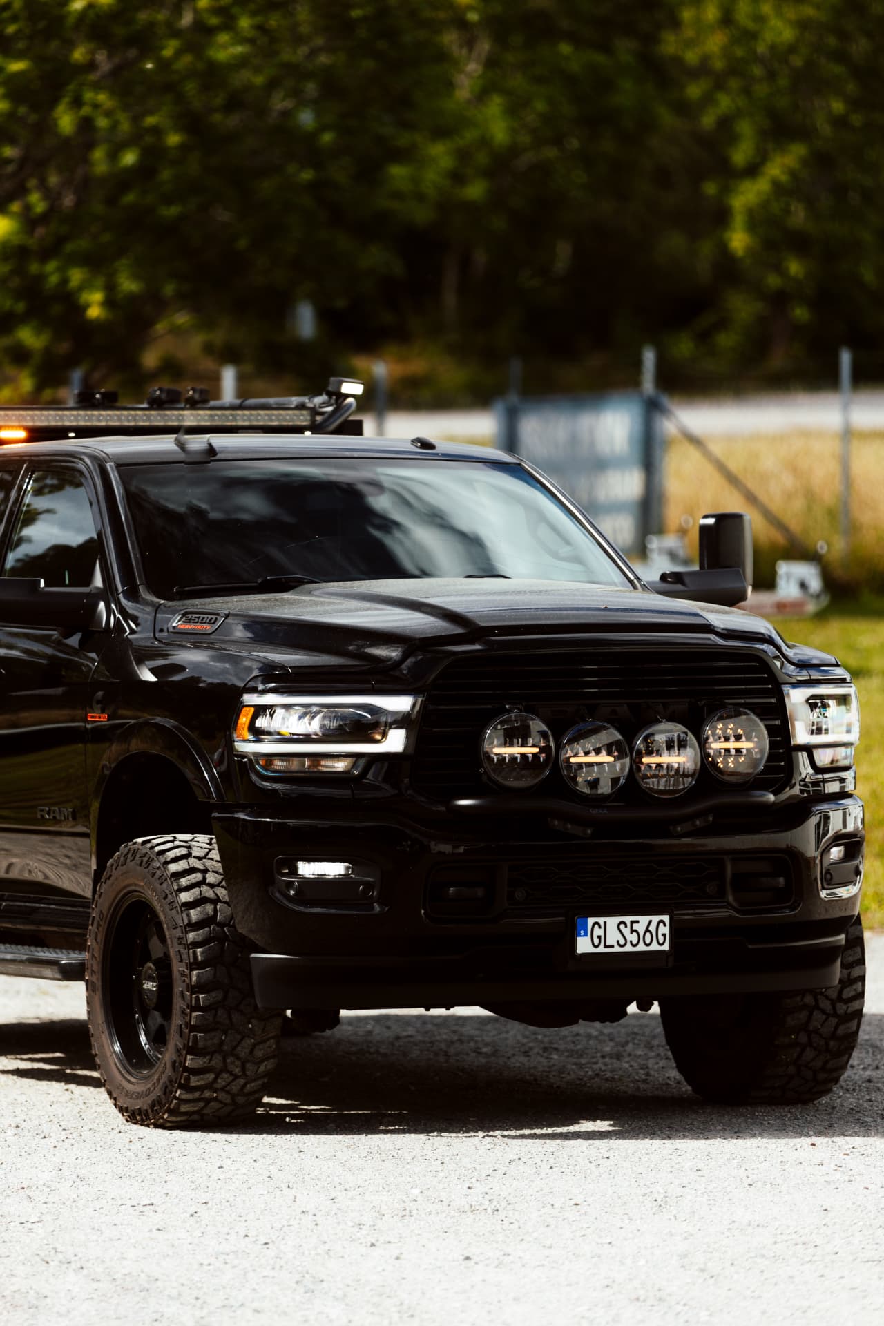 Svart pickup hos Norrorts Maskinförmedling